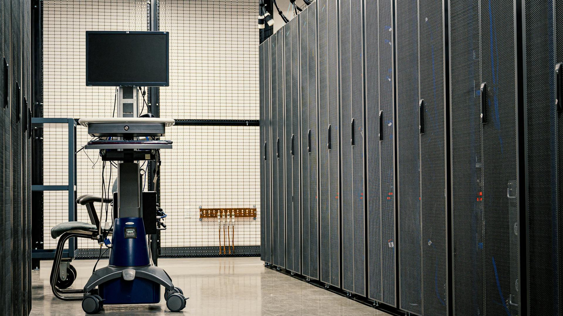 Moderner Serverraum mit Rack-Reihe und Administrations-Workstation