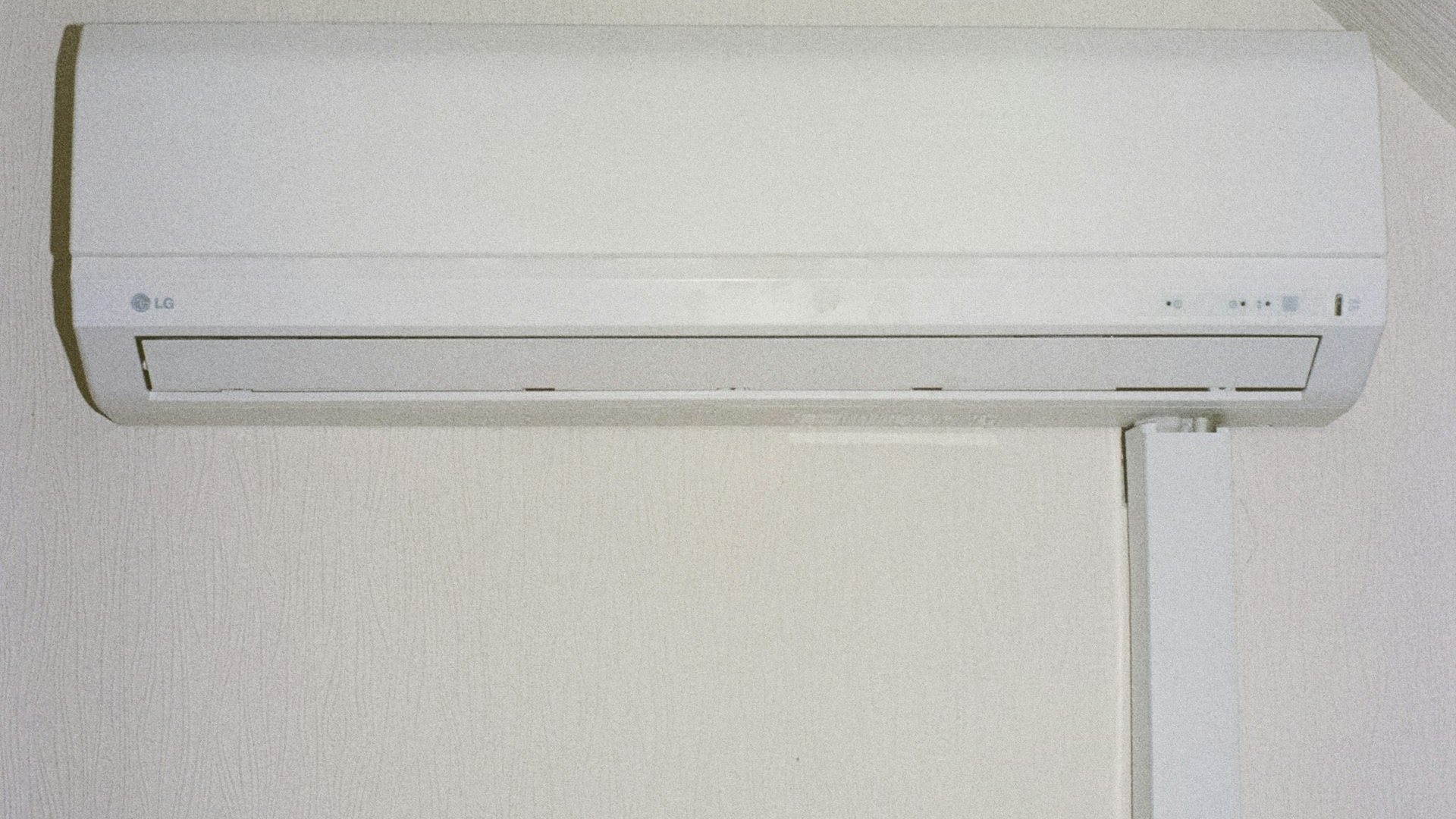 Moderne Split-Klimaanlage an einer Wohnzimmerwand