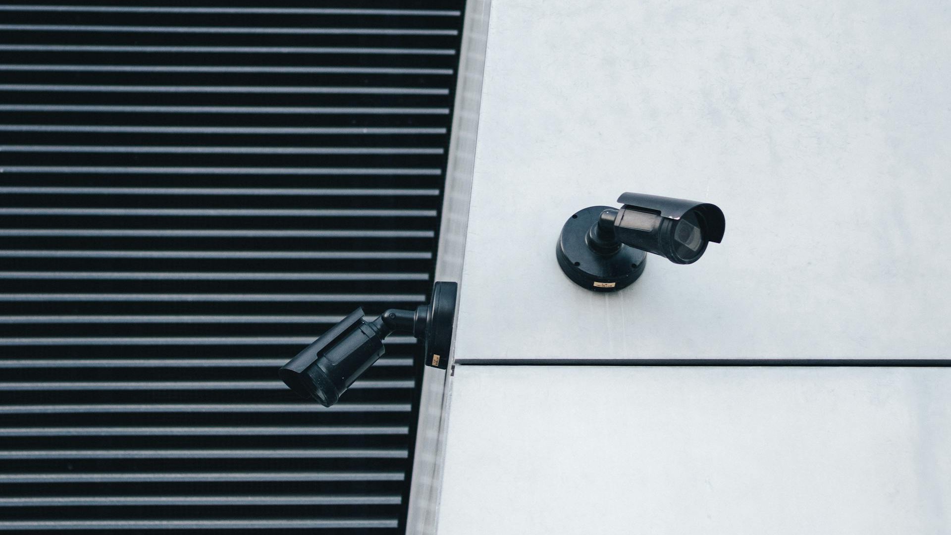 Moderne IP-Überwachungskamera an einer Hausfassade