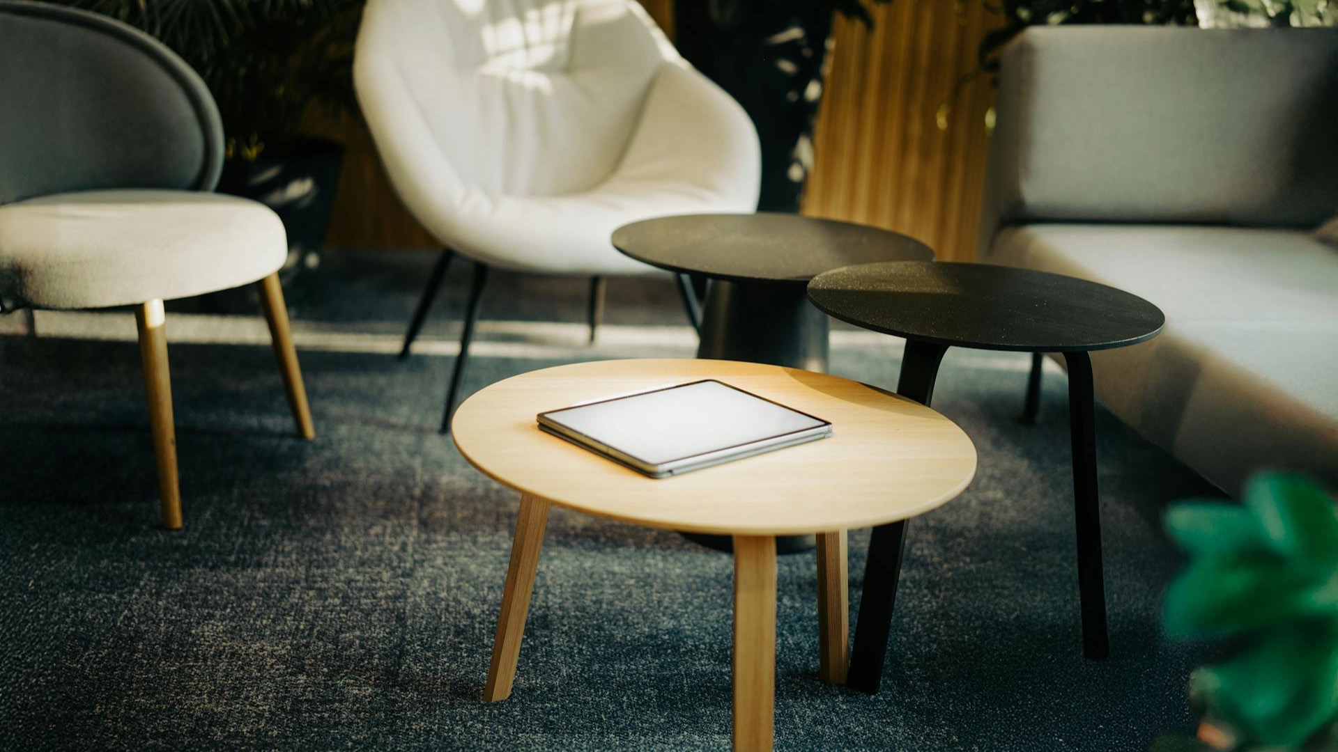 Modernes Wohnzimmer mit dezent integrierter Smart-Home-Steuerung