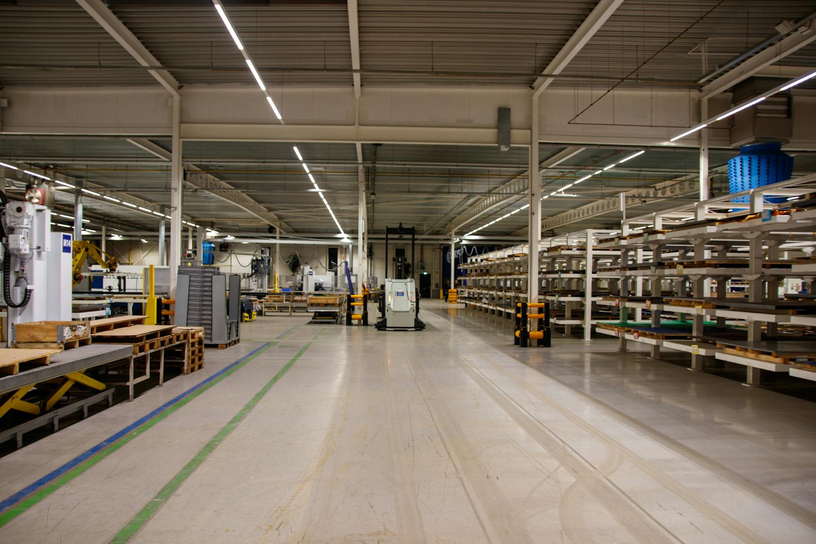 Moderne Industriehalle mit Maschinen und gleichmäßiger Beleuchtung