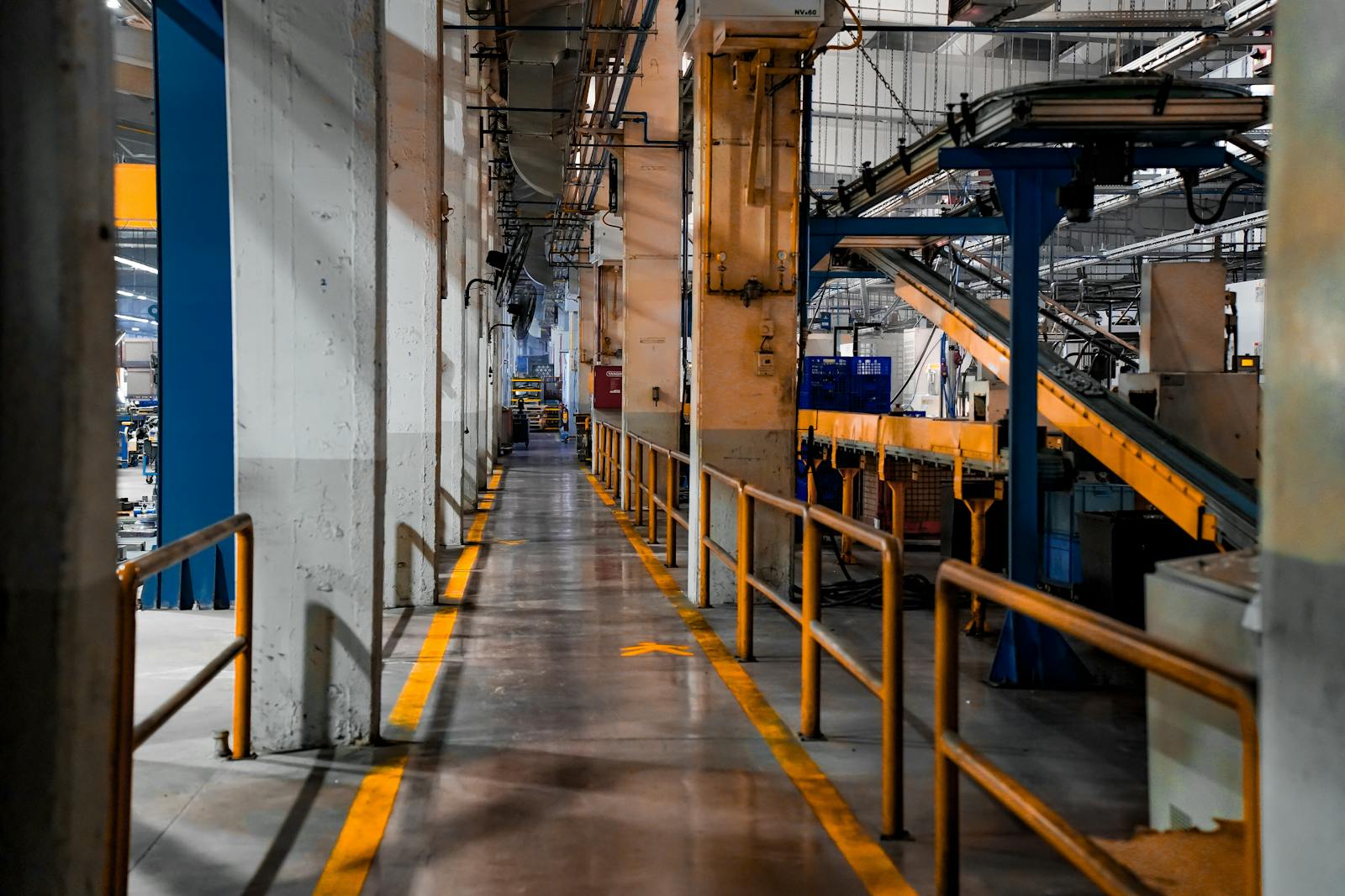Produktionslinie mit Förderband in einer Industriehalle
