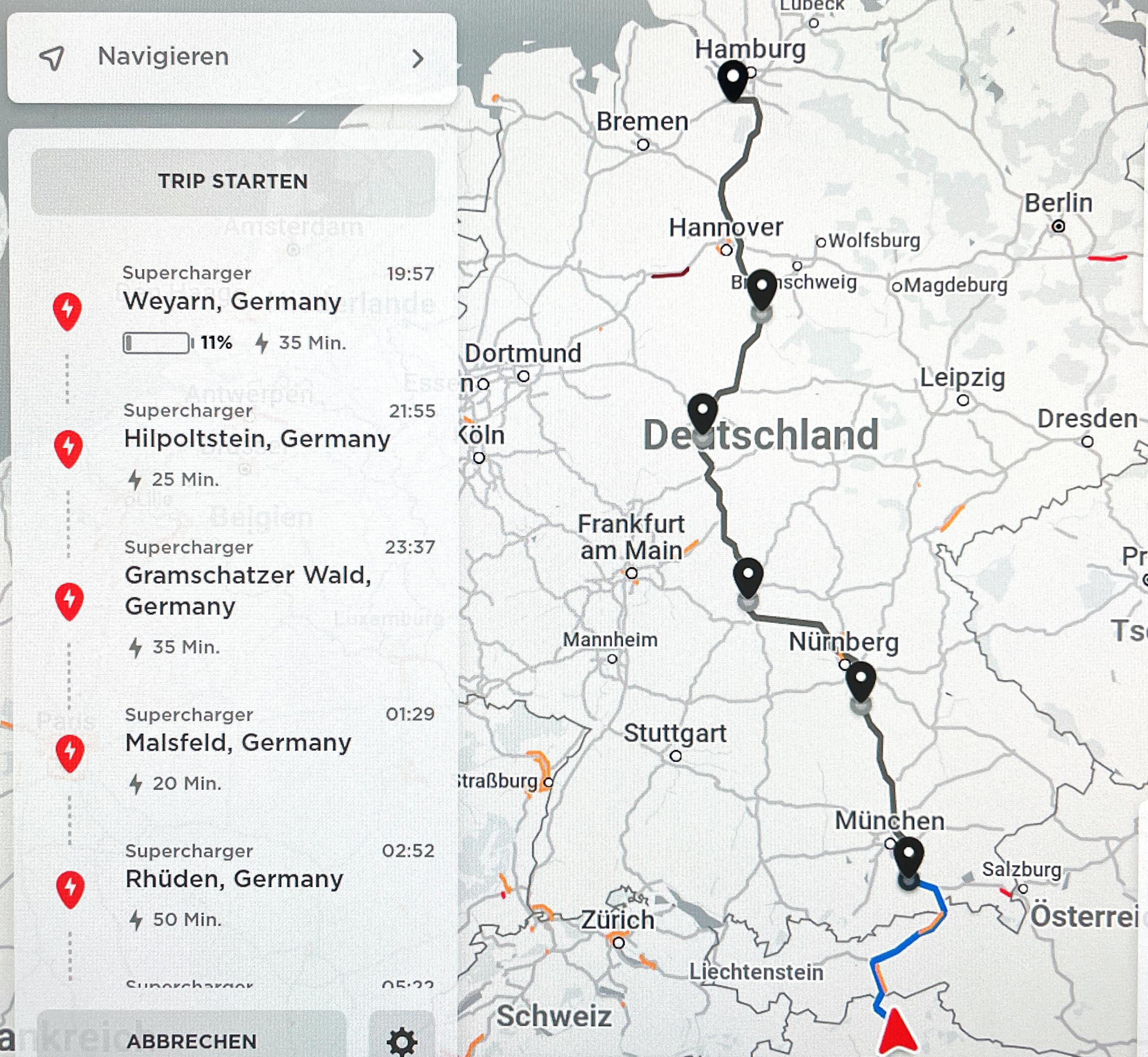 Tesla Navigation auf Bildschirm zeigt Supercharger-Standorte in Deutschland
