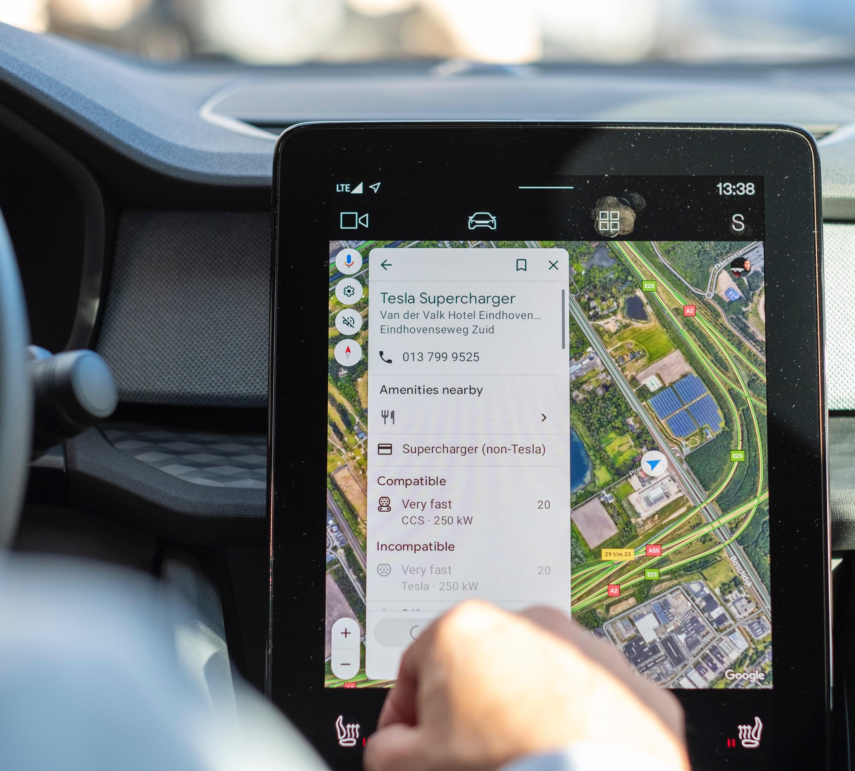 Tesla Bildschirm zeigt Supercharger-Detailansicht mit Plug & Charge