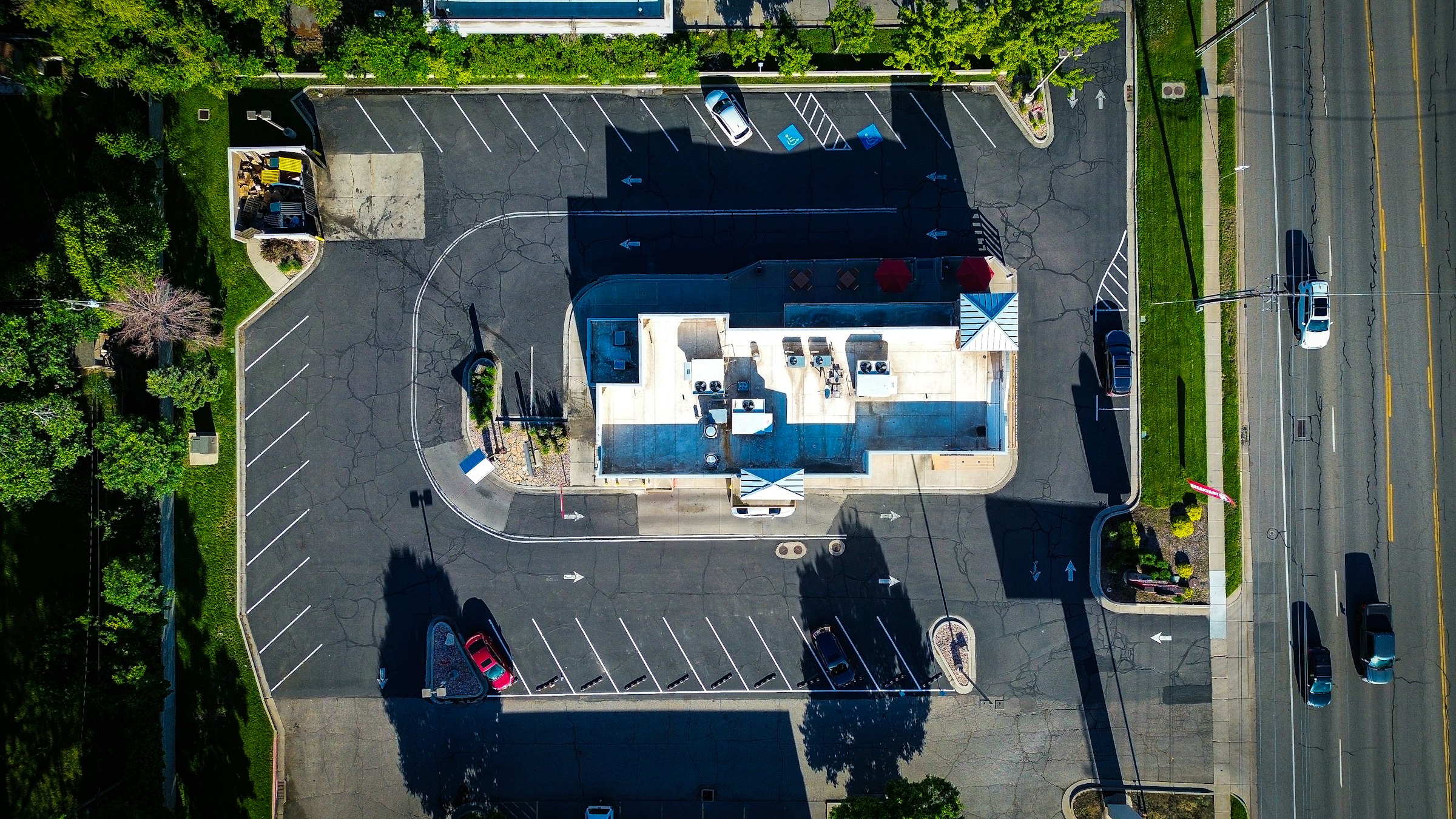 Aerial-Aufnahme eines Standorts mit Parkfläche, typisches Tesla-Supercharger-Setting